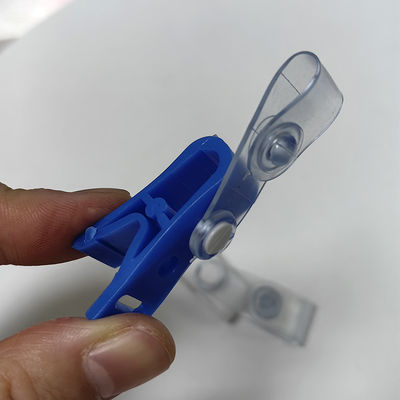 独占的な青白のIDバッジホルダークリップ プラスチック掛けるクリップ
