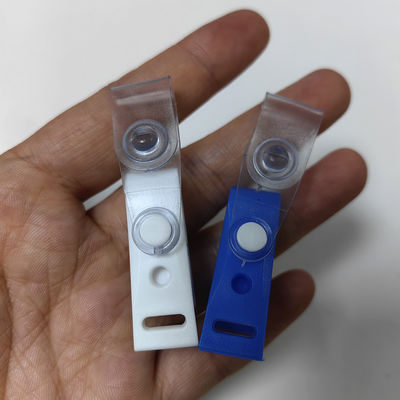 独占的な青白のIDバッジホルダークリップ プラスチック掛けるクリップ