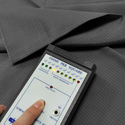 黒色 4mm 格子 33% 綿 2% 炭素繊維 静止性のないTC織物 ESD 作業服