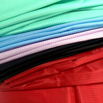 クリーンルームの衣服のための98%ポリエステル2%カーボン繊維ESD 5MMの格子生地