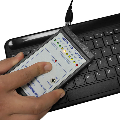 実験室のクリーンルームのために置かれる黒いESDの帯電防止ワイヤーで縛られたキーボードのマウス